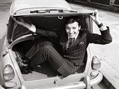 Karel Gott se chlubí svým novým autem znaky Saab. Koncem 60. let se do...