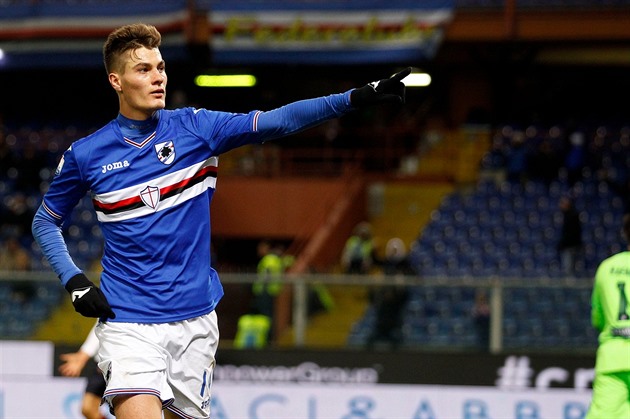 Patrik Schick je hvzdou italské ligy, ale v národním týmu zatím nezáí.