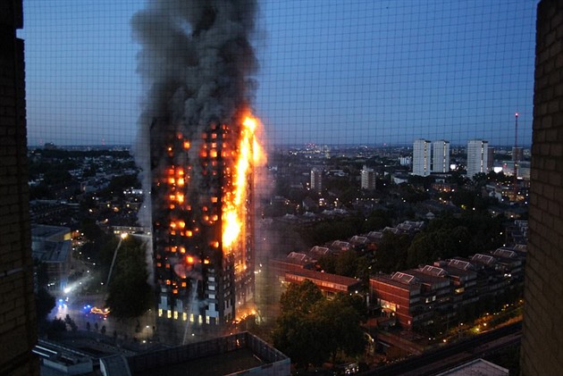 V Londýně hořel dům