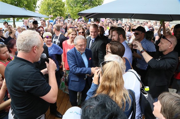 Karla Gotta na kadém kroku hlídali bodyguardi.