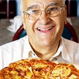 Sam Panopoulos vynalezl pizzu Hawaii.