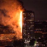 Vkov budova Grenfell Tower zachvcen plameny.