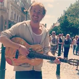 Tom Felton vyhrval na kytaru v centru Prahy a lid kolem nj chodili, jako by...