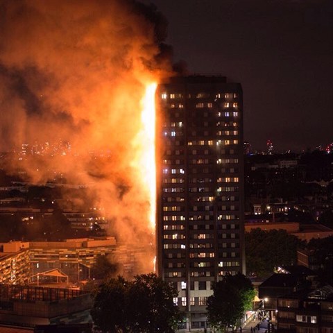 Výšková budova Grenfell Tower zachvácená plameny.