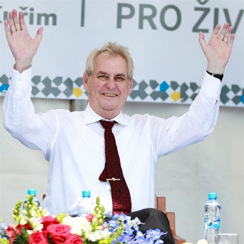 Prezident Zeman se pipravuje na audienci u krlovny