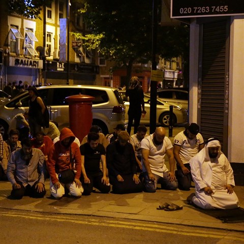 Muslimov se modl v blzkosti msta toku v londnsk tvrti Finsbury Park