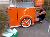 S tímto zmrzlináským vozíkem objídí zamstnanci farmy festivaly.