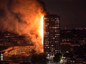 Výková budova Grenfell Tower zachvácená plameny.