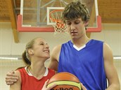 Kateina Elhotová na snímku s basketbalistou Janem Veselým.