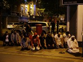 Muslimové se modlí v blízkosti místa útoku v londýnské tvrti Finsbury Park