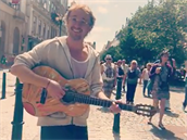 Tom Felton vyhrával na kytaru v centru Prahy a lidé kolem nj chodili, jako by...