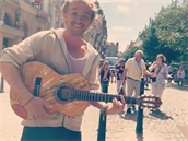 Filmový Draco Malfoy vyhrával na kytaru v pražské ulici Na Příkopě.