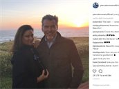 Brosnan se za svou manelku nestydí a sdílí jejich spolené fotky na Instagram....