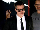 Brad Pitt na pohbu Chrise Cornella.
