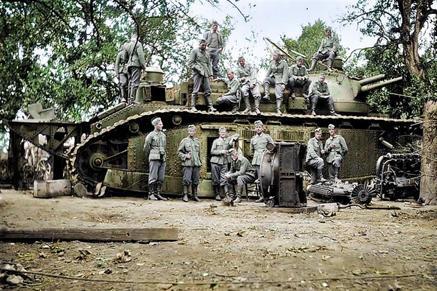 Sedmnáct Němců před superobřím tankem Char 2C, který byl vyráběn za první...