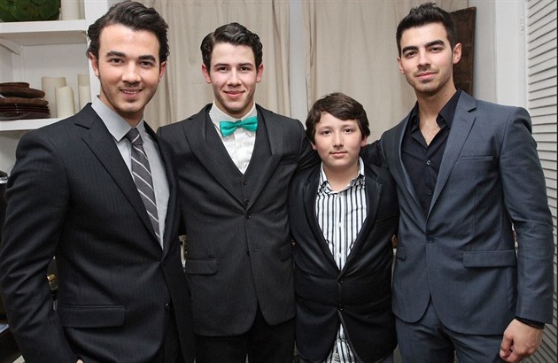 Jonas Brothers a jejich nejmladí bratr Frankie.