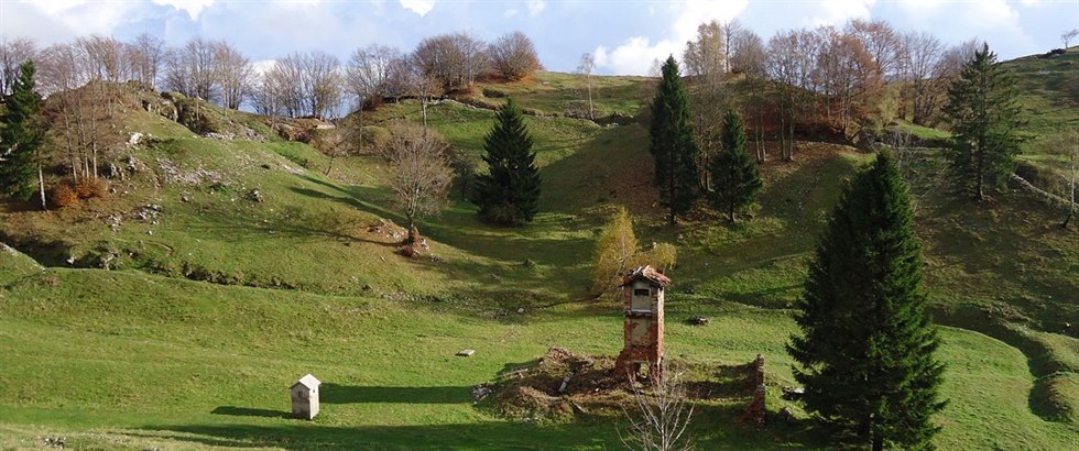 Bojit na kopci Kolovrat. Zbytky zákop a ruiny vojenského kostelíka stále...