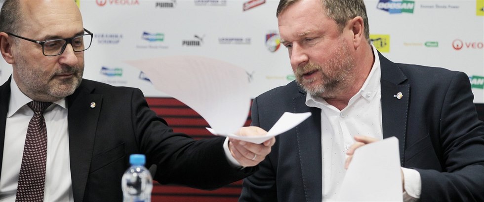 Pavel Vrba podepsal smlouvu v Plzni na ti roky, autogramy si vymnil s...