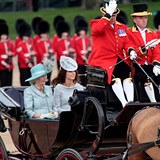 Camillas vévodkyní Kate na projížďce kočárem.