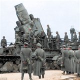 Němci připravují do bojové pozice kanón.