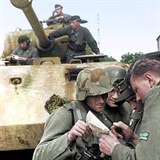 Němci z tankové divize Panzer Lehr, zkoumají mapu u obce Tilly – sur- Seulles....