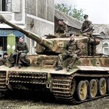 Tank Tiger a jeho posádka projíždí německým městem. Tiger byl jedním...
