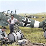 Technici u německé stíhačky Messerschmitt Bf 109. Nos stíhačky má žlutou barvu,...