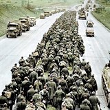 Němci pochodují po dálnicí do zajetí zatímco americké tanky a vozidla směřují...
