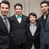Jonas Brothers a jejich nejmladší bratr Frankie.