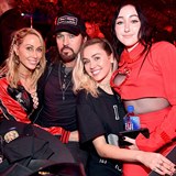 Miley Cyrus svojí rodinu zbožňuje a ségru Noah podporuje v kariéře.