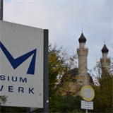 Gymnasium Kronwerk je na dohled od turecké mešity