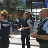 Nmet policist vybraj dobrovolnky na berlnskm Hlavnm ndra.