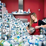 Fotografie francouzského umělce Antoina Repessé upozorňuje na množství odpadků,...