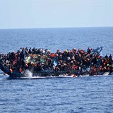 Italská pobřežní stráž zasahovala I u potopení této lodi plující z Libye přes...