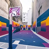 Basketbalové hřiště v neonových technicolor barvách je vyvedeno v podtónech...