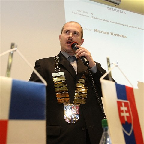 Kotleba vil pi nstupu do funkce v roce 2013 o dobrch 25 kilo mn.