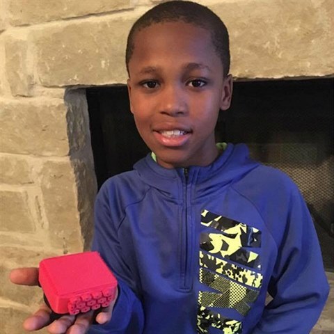 Desetiletý Bishop Curry se svým 3-D modelem přístroje Oasis