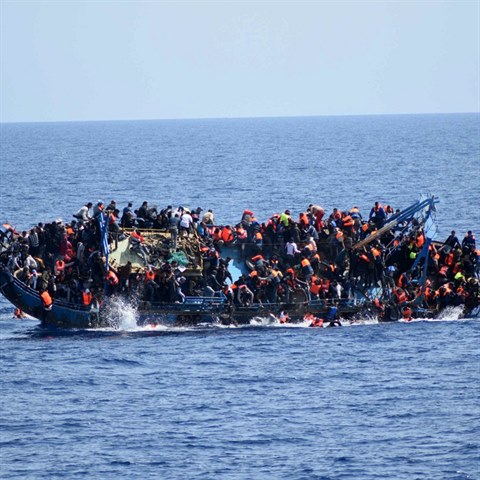 Italská pobřežní stráž zasahovala I u potopení této lodi plující z Libye přes...