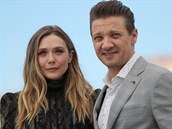 Jeremy Renner s Elisabeth Olsen na festivalu v Cannes.