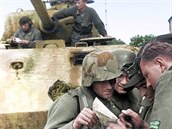 Nmci z tankové divize Panzer Lehr, zkoumají mapu u obce Tilly  sur- Seulles....