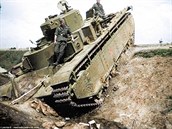 Nmci na znieném ruském tanku T-35, který ml neobvyklou konstrukci a byl...