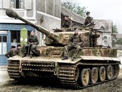 Tank Tiger a jeho posádka projídí nmeckým mstem. Tiger byl jedním...