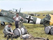 Technici u nmecké stíhaky Messerschmitt Bf 109. Nos stíhaky má lutou barvu,...