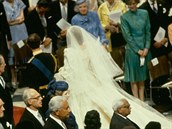 Snímek ze svatby Charlese a Diany, ena v bílém klobouku v tetí ad je...