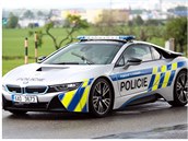 Hasii zveejnili fotografie nabouraného policejního vozu BMW i8