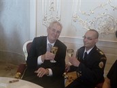 Dobrovolník Milan Z. si i pipil s prezidentem Zemanem.