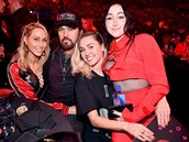 Miley Cyrus svoj rodinu zbouje a sgru Noah podporuje v karie.