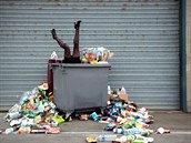 Fotografie francouzského umlce Antoina Repessé upozoruje na mnoství odpadk,...