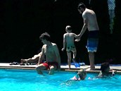 Jan astný vyrazil s rodinkou k veejnému bazénu.