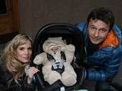 astný s manelkou a novorozeným synem v roce 2011.
